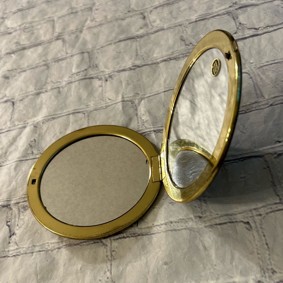 VINTAGE GERMANY TWO GIRLS SISTERS & DOG PORTRAIT DOUBLE MIRROR COMPACT (1950’S) - Picture 3 of 5